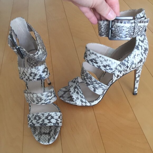 VINCE CAMUTO GORGEOUS SNAKE PRINT, GENUINE LEATHER SANDALS, SZ. 8 - Picture 4 of 7